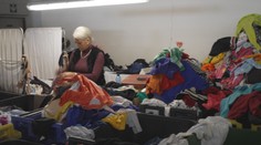 Lidé méně darují oblečení. Charity musí propouštět sociálně slabé zaměstnance