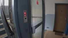 V libereckém paneláku se zřítil výtah. Dva záchranáři a obyvatel domu se zranili