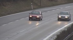 Na silnicích hrozí ledovka i námraza, mnoho řidičů přitom stále nepřezulo!