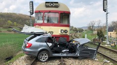 Vlak na Berounsku smetl osobní auto, řidič (59) na místě zemřel