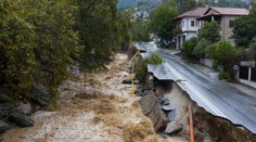 Vodní smršť připomínající tornádo a prudké lijáky. Řecko zasáhly silné bouře