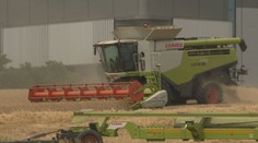 Slovensku hrozí ostuda. Na poli, kde má vystoupit Kanye, pořád probíhá sklizeň