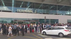Chaos na letišti v Praze: Lidé se museli kvůli zmáčknutému tlačítku evakuovat