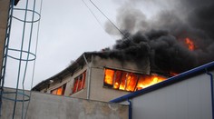 V Přezleticích u Prahy hoří sklárna, škody jdou do milionů!