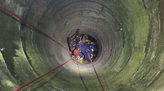 VIDEO: Hasič zachránil psí život. Musel u toho slanit do hluboké studny