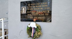 Před 78 lety začalo Pražské povstání. Pomníky padlých zdobí květiny a svíčky