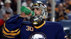 Buffalo bude v příští sezoně slavit, po Haškovi vyřadí číslo druhého brankáře