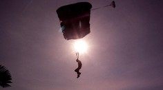 Husarský kousek! Basejumpeři přistáli na jedné z nejrušnějších ulic Moskvy