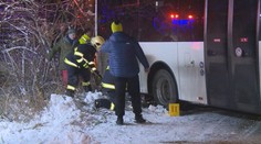 Led a uježděný sníh dál komplikují dopravu, nehod jsou desítky