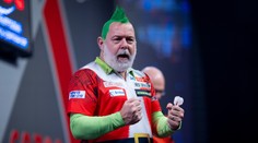 Šipkař Barry prohrál s kvalifikantem z Afriky. Wright jde dál bez problémů