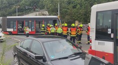 Na Smíchově se srazila tramvaj s autobusem, na místě se tvořily kolony