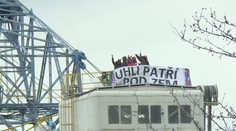 Přes 70 tisíc korun požaduje těžební společnost po aktivistech, kteří loni vnikli na rypadlo
