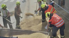 Řidič traktoru nevybral zatáčku. Obilí se rozsypalo i do jednoho z domů
