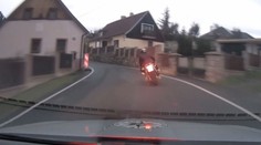 Motorkář na Ústecku se vydal na divokou jízdu. Neměl řidičák