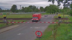Přibrzdil, pak stejně vjel na koleje. Dodávku uvěznily závory, vlak přijel za 50 vteřin