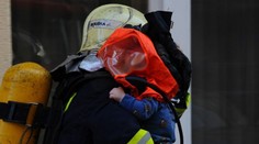 Zbraně a výbušniny! Vyhořelý byt v Holešovicích prohledala policie