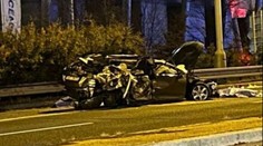Auto v Praze narazilo do semaforu a dalšího vozu. Dva muži zemřeli
