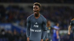 Leicester hrál pro zesnulého šéfa. Za poctu dostal Grey žlutou kartu