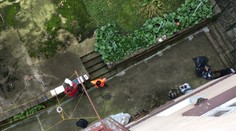 Dělník zemřel po pádu z lešení. Jeho kolegové nepomohli a utekli