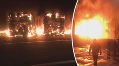 Parkoviště autobusů se proměnilo v hořící vrakoviště. Shořelo 30 vozidel