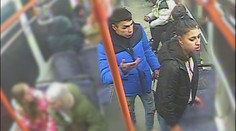 Mám doma děti, prosila žena. Policie po brutálním útoku hledá pár z tramvaje