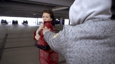 Policie pátrá po muži, který strhává ženám kabelky z ramene