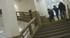 Mrazivé záběry z místa činu. Policie uvolnila video ze zásahu uvnitř fakulty