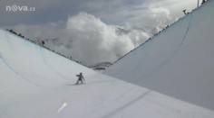 VIDEO: Borec na snowboardu a precizní triky na U-rampě