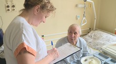 Zájem o práci ošetřovatelů v Česku roste. Lidi láká především jistota