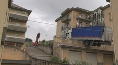 Náklaďák trčel ze střechy garáží, sundat ho museli až hasiči