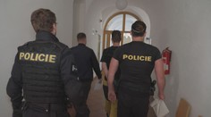 Muž se měl vloupat do několika aut. Bral nářadí i elektroniku, skončil ve vazbě