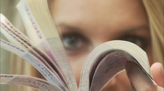 Všechny banky musí umožnit odklad splátek, rozhodla vláda. Některé obchody se opět otevřou