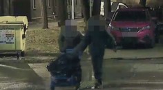 Vzali kárku a vyrazili na lup kovů. Plné vozítko ale neuniklo kamerám strážníků
