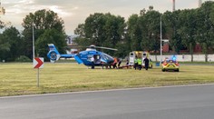 Motokrosař se pokusil přeskočit silnici. Po pádu pro něj letěl vrtulník
