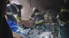 Rusové zaútočili na dům v Oděse. Obětí je nejméně 18, pod troskami zůstali lidé