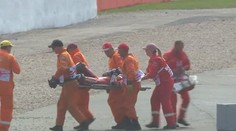 Děsivý pád v MotoGP! Motocykl hořel, Doviziosa odnášeli na nosítkách