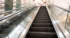 Drama v obchodním domě. Ženu museli zachránit z eskalátoru, má vážné zranění