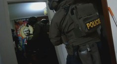Muž zmlátil v Praze několik lidí. V bytě mu visel plakát s Putinem