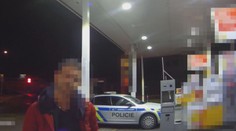 Poplival obsluhu benzínky, potom sedl opilý před policisty za volant