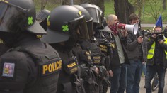 Kauza Vrbětice vyhnala lidi do ulic, protestovali před ruskou ambasádou