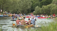 Vodáci by měli za splouvání Vltavy platit, zní z některých měst