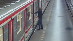 Muž si spletl soupravu metra s boxovacím pytlem. Zpacifikovala ho policie