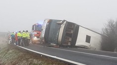 Autobus s dětmi havaroval u Blšan: 62 zraněných, vrtulník nemohl přistát