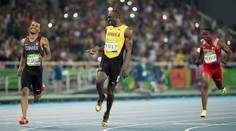 Závěr vypustil, pak se křenil na soupeře. Bolt prolétl do finále