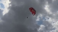 Horor na dovolené: Padák se utrhnul, pár turistů ztroskotal!