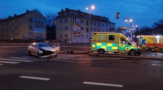 Vážná nehoda v Praze! Auto smetlo na křižovatce sanitku
