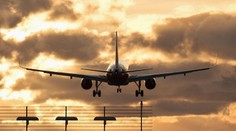 Na palubě letadla se strhla hromadná bitka. Letadlo muselo neplánovaně přistát