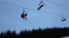 Ve ski areálu na Jihlavsku se zasekla lanovka. Hasiči zachránili 28 lidí