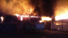 U Olomouce hořela velká průmyslová hala, škoda jde do milionů