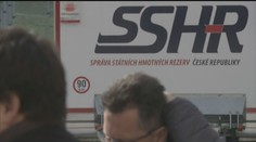 Armáda v noci rozvezla respirátory a roušky. Statisíce jich stále chybí